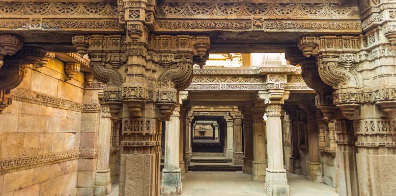 Ahmedabad-building-corridor-of-columns-806x400