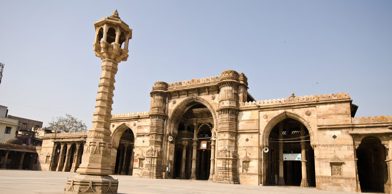Ahmedabad-building-with-arches-806x400